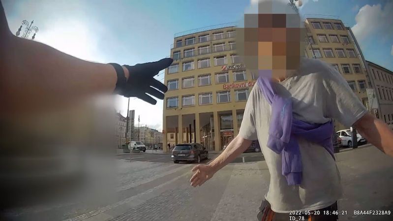 Neurvalý muž řval na lidi v centru Prahy. Když dorazila hlídka, svědek ho nakopl